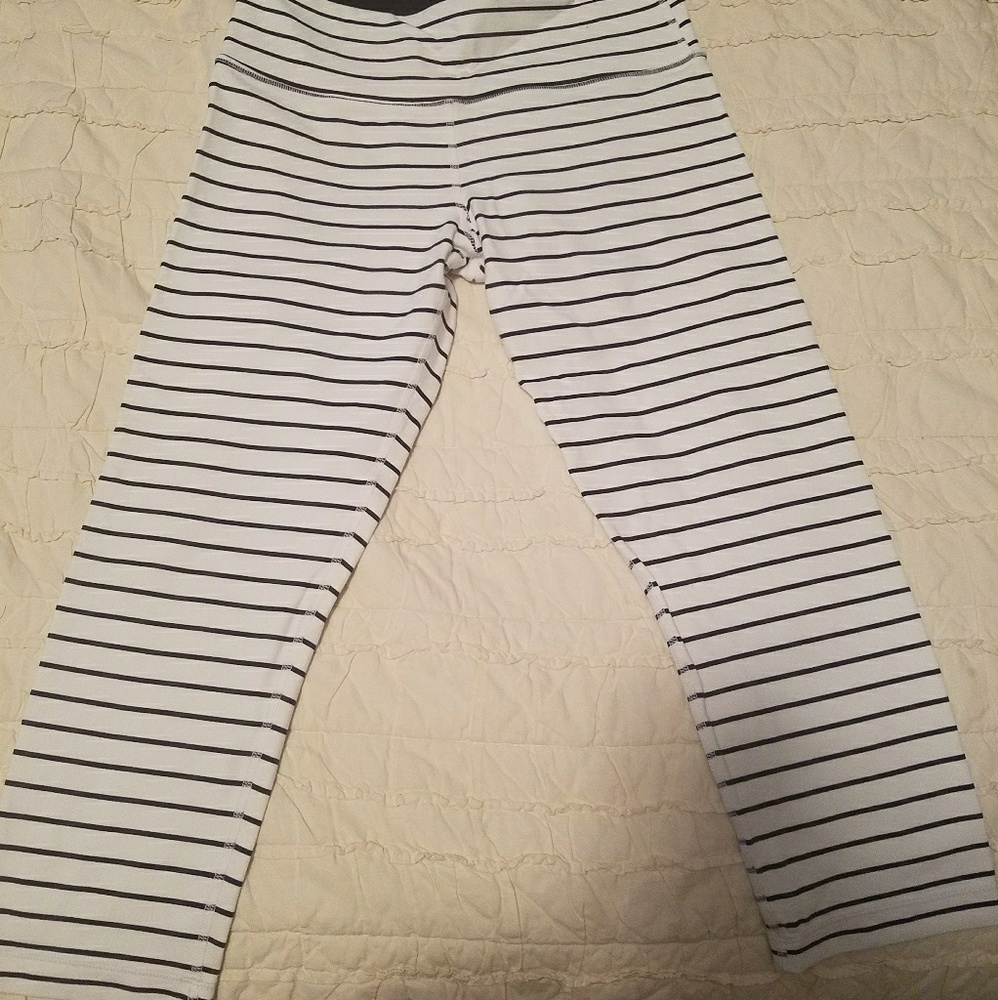 Lululemon Mid-Rise Workout Capris